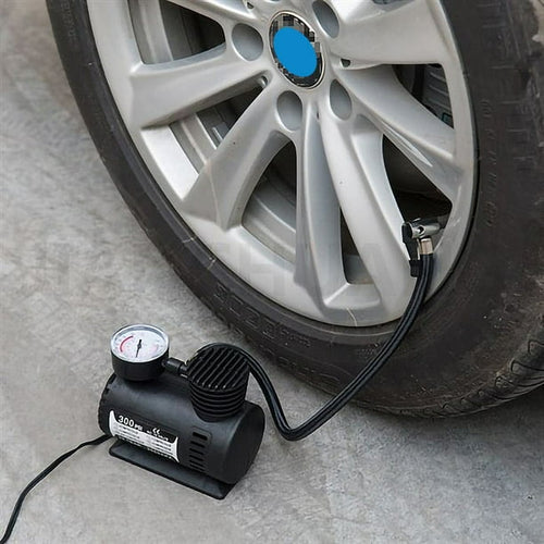 Inflador de llantas portátil inflando la llanta de un carro
